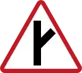 Side road junction mula sa kaliwa sa unahan