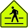 Pedestrian na tumatawid sa unahan