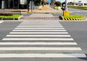 Mga marka upang ipahiwatig ang mga tawiran ng pedestrian sa mga intersection.