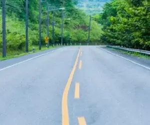 Ang pagtawid at pag-overtak ay pinapayagan sa gilid ng putol na linya nang may pag-iingat, ngunit hindi pinapayagan ang pag-overtake sa gilid ng solidong linya.