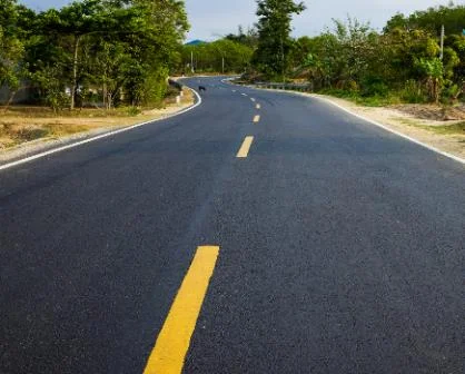 a pavement marking allowing crossing and overtaking with necessary precautions.