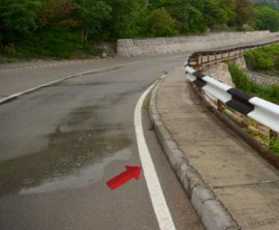 pavement markings separating the road’s outer edge from the shoulder.